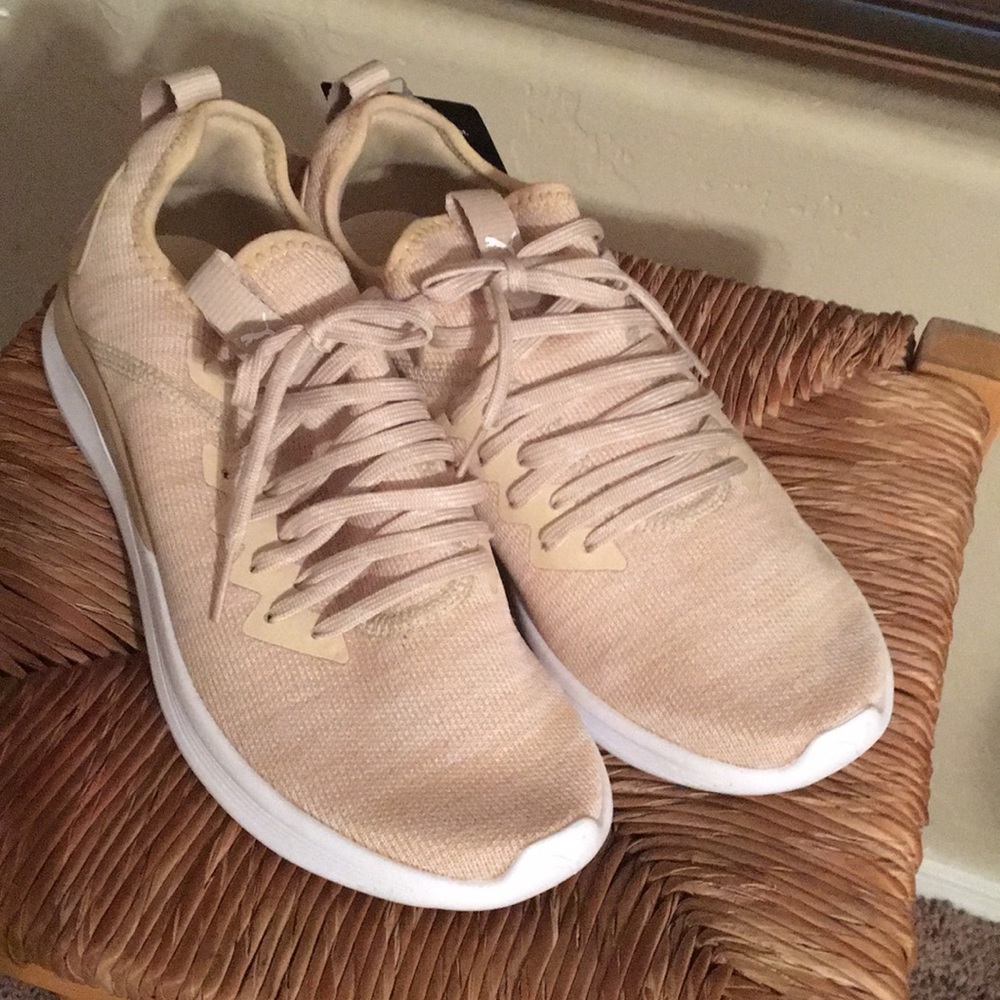 NWT Evoknit Puma sneakers